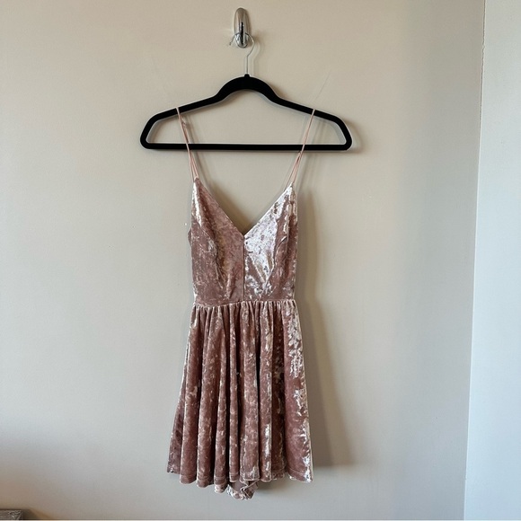 UO-SILENCE & Noise Vanessa Crushed Velvet Short Romper (Size:Small) - Picture 2 of 10
